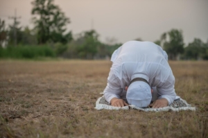 sholat di lapangan